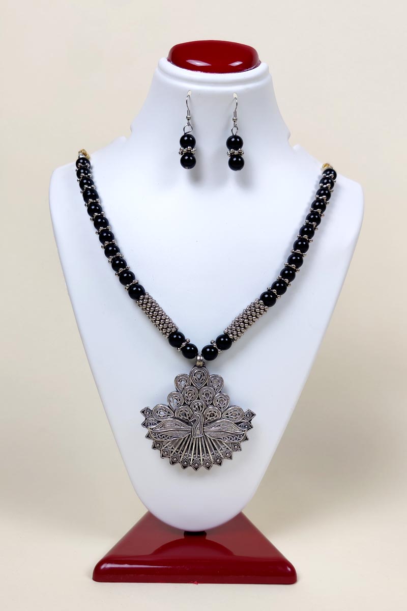 Black Color Neckpiece Pearl Oxidise Plated Pendant And Beaded Chains With A Dangle Earings Mc252647