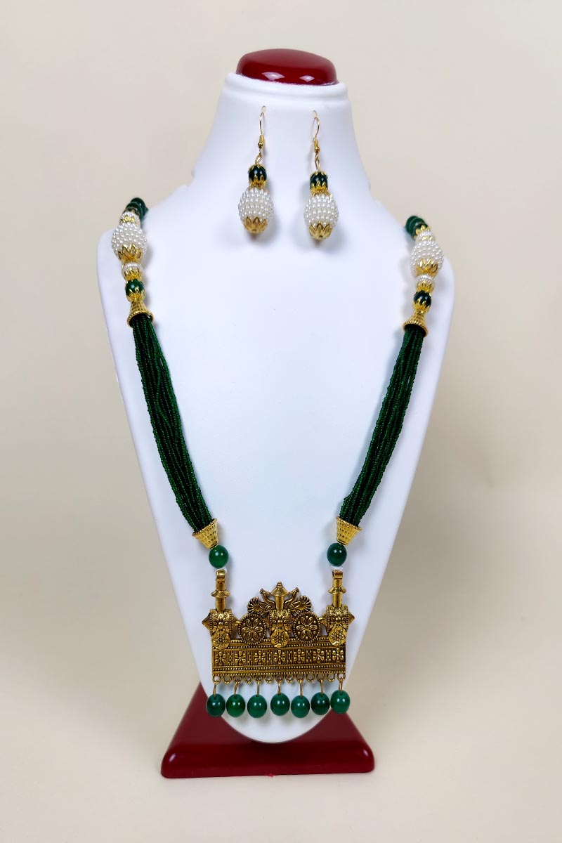 Green Color Neckpiece Golden Oxidise Plated Pendant & Beaded Chains Work With A Pair Of Dangle Earrings Mc252649